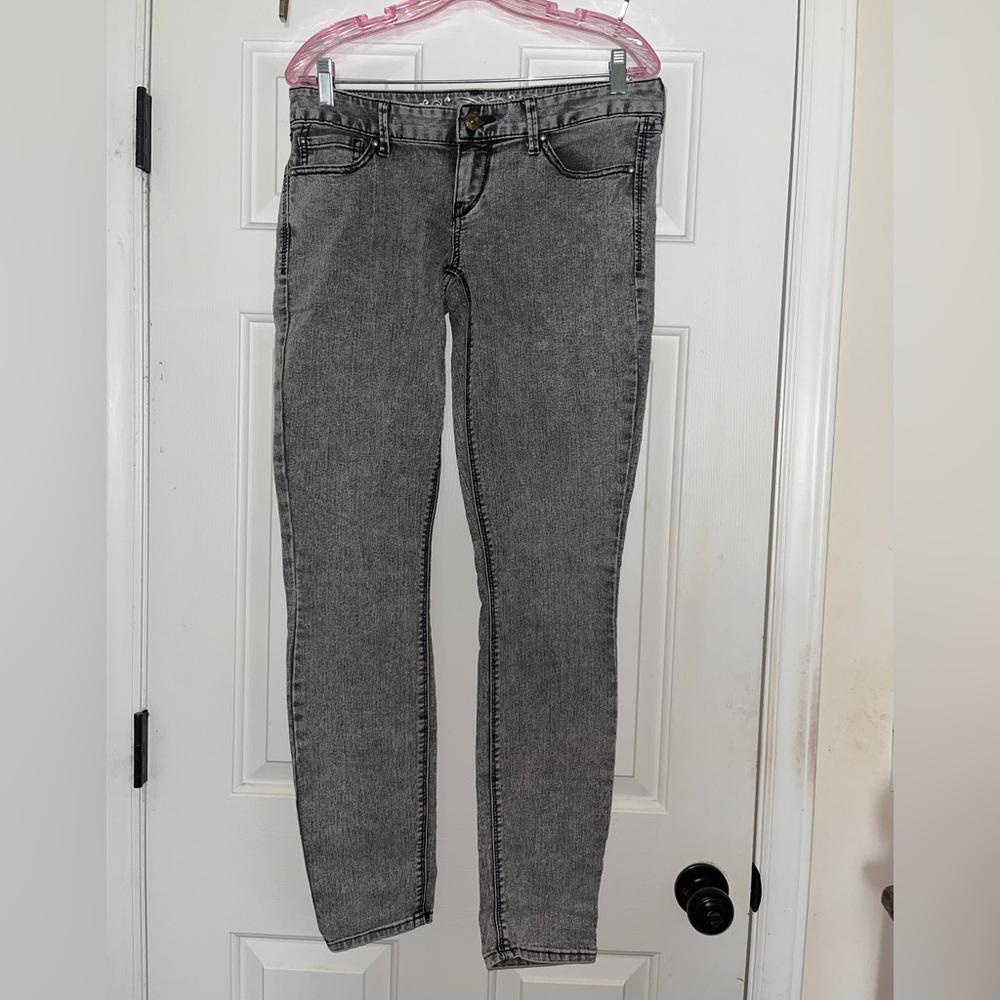 LIKE NEW Express Ultra Low-Rise Skinny Jeans - Size 8 - Black Stonewashed